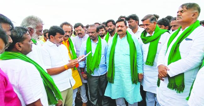 ರಾಜ್ಯ ಬಿಜೆಪಿ ತಂಡದಿಂದ ಬರ ವೀಕ್ಷಣೆ 