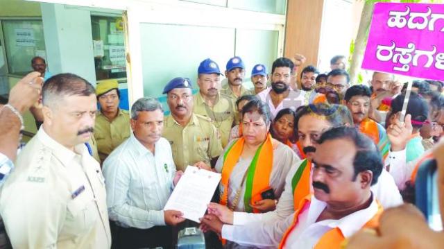 ಮೂಲಸೌಕರ್ಯ ಕೊರತೆ ಖಂಡಿಸಿ ಬಿಜೆಪಿ ಪ್ರತಿಭಟನೆ  