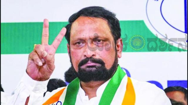 ಅಥಣಿ: ಸಚಿವಾಕಾಂಕ್ಷಿಗಳಿಗೆ ಸಿಹಿ ಸುದ್ದಿ; ಸಂಪುಟ ವಿಸ್ತರಣೆಗೆ ಕಾಂಗ್ರೆಸ್ನಲ್ಲಿ ಚಟುವಟಿಕೆ ಚುರುಕು  