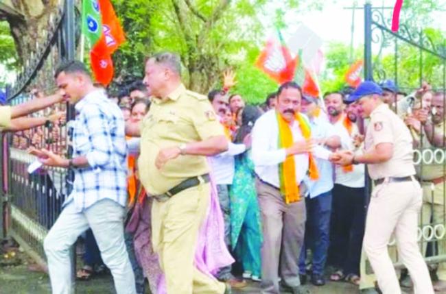 ಜಿಲ್ಲಾಧಿಕಾರಿ ಗೇಟ್ ತಳ್ಳಿ, ಪೊಲೀಸರನ್ನು ನೂಕಿದ  ಬಿಜೆಪಿ ಕಾರ್ಯಕರ್ತರು : ಸರ್ಕಾರದ ವಿರುದ್ಧ ಪ್ರತಿಭಟನೆ