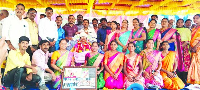 ನಿವೃತ್ತ ಮುಖ್ಯಶಿಕ್ಷಕಿ ಚನ್ನಬಸಮ್ಮ ಅವರಿಗೆ ಭಾವಪೂರ್ಣ ಬೀಳ್ಕೊಡುಗೆ  