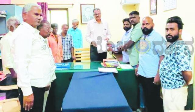 ಶಿರಗುಪ್ಪಿ ಸರ್ಕಾರಿ ಪ್ರೌಢಶಾಲೆ ಮುಖ್ಯಶಿಕ್ಷಕರ ವಿರುದ್ಧ ಕ್ರಮಕ್ಕೆ ಗ್ರಾಮಸ್ಥರ ಆಗ್ರಹ  