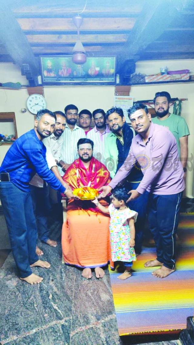 ಗುರುಪೂರ್ಣಿಮೆ ಅಂಗವಾಗಿ ಚರಂತಿಮಠದ ಪೂಜ್ಯರಿಗೆ ಪಾದಪೂಜೆ, ಸನ್ಮಾನ