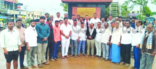 ವಿನಯ್ ಕುಲಕರ್ಣಿಗೆ ಷರತ್ತುಬದ್ಧ ಜಾಮೀನು ಸಿಹಿ ಹಂಚಿ ಕಾರ್ಯಕರ್ತರ ಸಂಭ್ರಮ  