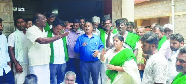 ತಳಕಲ್ಲು ಕೆರೆಗೆ  ನೀರು ಹರಿಸಿ ಇಲ್ಲದಿದ್ದರೆ, ಆತ್ಮಹತ್ಯೆ ಎಚ್ಚರಿಕೆ  