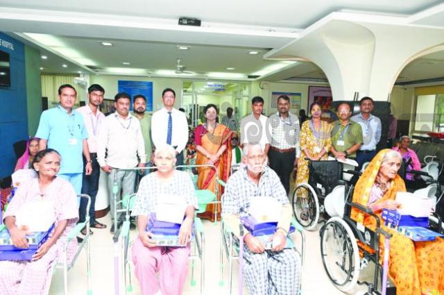 ಹಿರಿಯ ನಾಗರಿಕರಿಗೆ ಸಹಾಯಕ ಸಾಧನಗಳ ವಿತರಣೆ 