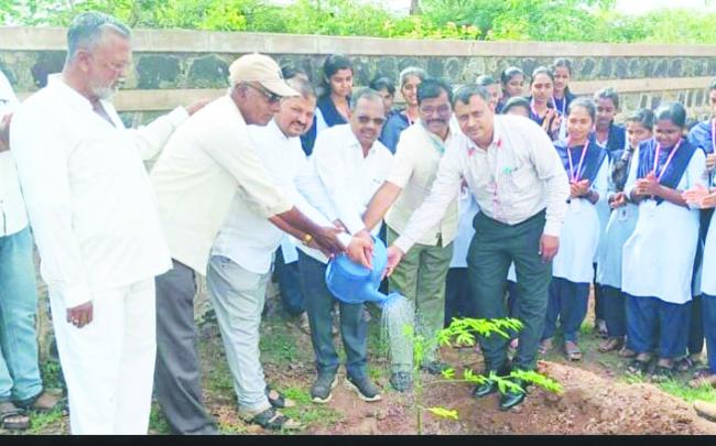 ಸಸಿಗಳನ್ನು ನೆಟ್ಟು ಡಾ. ಪ್ರಭಾಕರ ಕೋರೆ ಹುಟ್ಟುಹಬ್ಬ ಆಚರಣೆ  