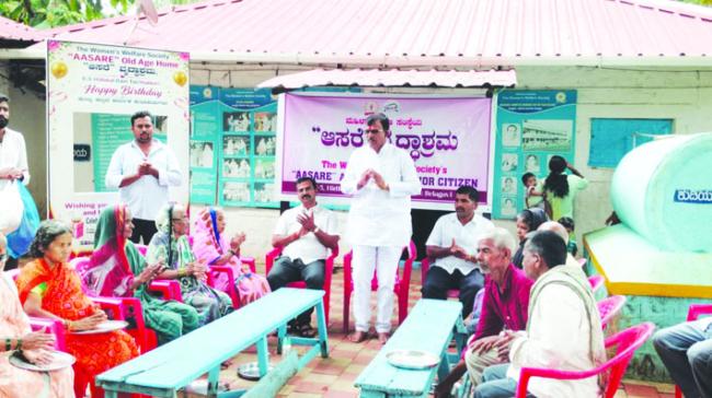    ವೃದ್ಧಾಶ್ರಮದಲ್ಲಿ ಅಥಪೂಣವಾಗಿ ಬಸವರಾಜ ಕಲ್ಲಟ್ಟಿ ಜನ್ಮದಿನ ಆಚರಣೆ