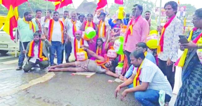 ಕರವೇ ಪ್ರತಿಭಟನೆ: ನೀರು ಬಿಡುಗಡೆ ವಿರೋಧಿಸಿ ಉರುಳು ಸೇವೆ 