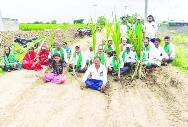 ಕಂಗೋಳಿ ರಸ್ತೆ ದುರಸ್ತಿಗೆ ಆಗ್ರಹಿಸಿ ರೈತರು, ಮಾಜಿ ಸೈನಿಕರಿಂದ ಪ್ರತಿಭಟನೆ   