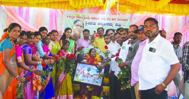 ನಿವೃತ್ತ ಮುಖ್ಯ ಶಿಕ್ಷಕಿ ಚನ್ನಬಸಮ್ಮ ಶೆಟ್ರು ಅವರಿಗೆ ಹಳೆ ವಿದ್ಯಾರ್ಥಿಗಳಿಂದ ಸನ್ಮಾನ  