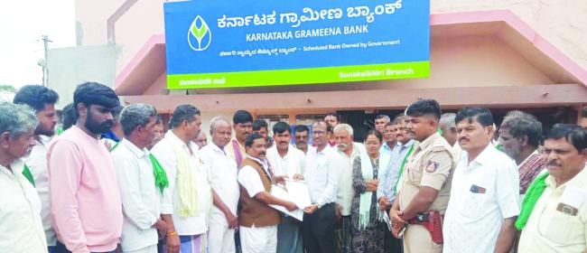 ರೈತ ವಿರೋಧಿ ನೀತಿ ಹಾಗೂ ಭ್ರಷ್ಟಾಚಾರದ ವಿರುದ್ಧ ರಾಣೇಬೆನ್ನೂರಿನಲ್ಲಿ ತಮಟೆ ಚಳವಳಿ  