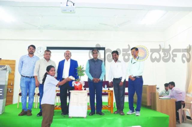 ಡಾ. ಪ್ರಭಾಕರ ಕೋರೆ ಅವರ 79ನೇ ಜನ್ಮದಿನ ಅಂಗವಾಗಿ ಕೆಎಲ್‌ಇ ಕೃಷಿ ವಿಜ್ಞಾನ ಮಹಾವಿದ್ಯಾಲಯದಲ್ಲಿ ಅರ್ಥಪೂರ್ಣ ಆಚರಣೆ  