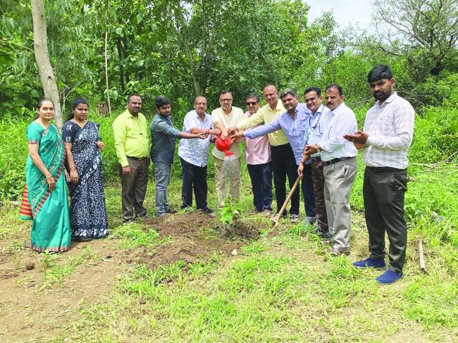 ಡಾ. ಪ್ರಭಾಕರ ಕೋರೆ ಜನ್ಮದಿನ: ಕೆ.ಎಲ್‌.ಇ. ಜಿ.ಹೆಚ್‌. ಕಾಲೇಜಿನಲ್ಲಿ ಸಸಿ ನೆಡುವಿಕೆ 