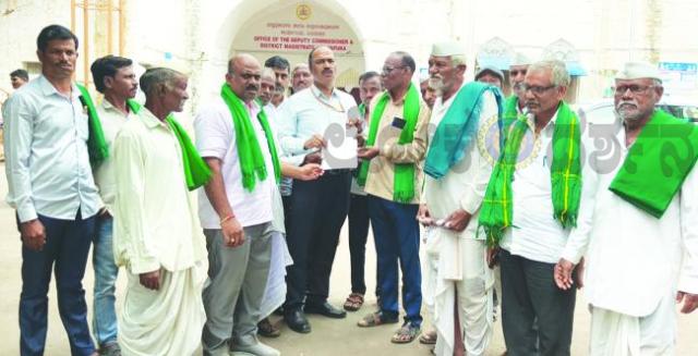 ವಿಜಯಪುರ ಜಿಲ್ಲೆಯನ್ನು ಬರಗಾಲವೆಂದು ಘೋಷಿಸಿ, ರೈತರಿಗೆ ಪರಿಹಾರ ಹಾಗೂ ಸಾಲ ಮನ್ನಾ ಮಾಡಲು ಆಗ್ರಹ 