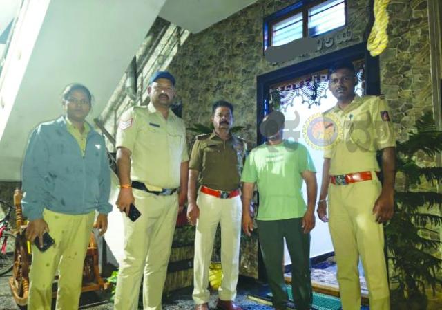 ರೌಡಿ ಸ್ಕಾ-್ವಡನಿಂದ ರೌಡಿ ಜನರನ್ನು ಮುಂಜಾಗ್ರತಾ ಕ್ರಮವಾಗಿ ಪರೀಶೀಲನೆ 