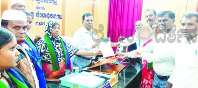 ಜಿಲ್ಲಾಸ್ಪತ್ರೆಯಲ್ಲಿ ಸಮರ​‍್ಕ ಚಿಕಿತ್ಸೆ ಕಲ್ಪಿಸಲು ಒತ್ತಾಯ; ಜಿಲ್ಲಾಧಿಕಾರಿಗೆ ಮನವಿ  