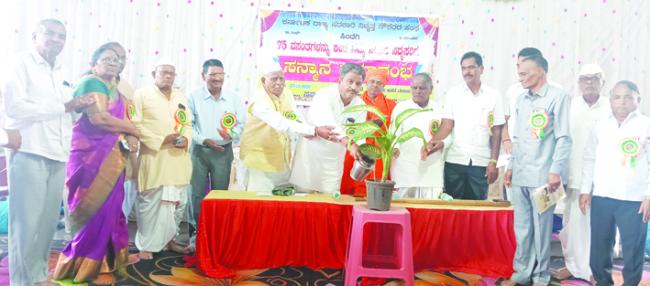  ಬಸವ ಮಂಟಪದಲ್ಲಿ ನಡೆದ 75 ವರ್ಷ ನಿವೃತ್ತ ನೌಕರರ ಸನ್ಮಾನ ಸಮಾರಂಭ