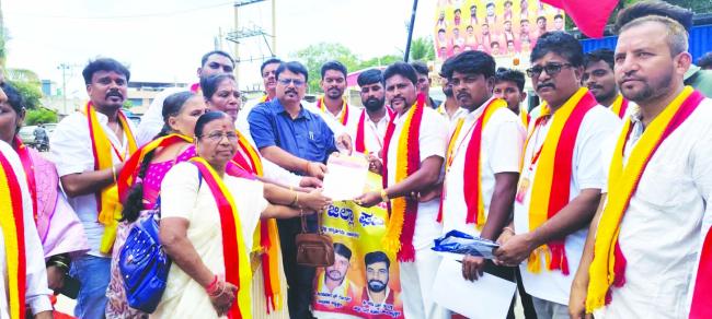 ಕಾವೇರಿ ನೀರು ಬಿಡುಗಡೆ ಆದೇಶ ಮರುಪರೀಶೀಲನೆಗೆ ಆಗ್ರಹಿಸಿ ಪ್ರತಿಭಟನೆ  