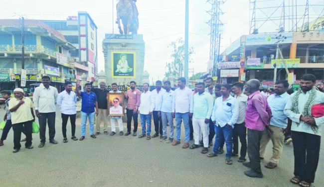 ಸಿ.ಎಸ್‌. ನಾಡಗೌಡರಿಗೆ ಸಚಿವ ಸ್ಥಾನ ನೀಡದಿರುವುದಕ್ಕೆ ಆಕ್ರೋಶ: ಕಾಂಗ್ರೆಸ್ ಕಾರ್ಯಕರ್ತರಿಂದ ಪ್ರತಿಭಟನೆ   