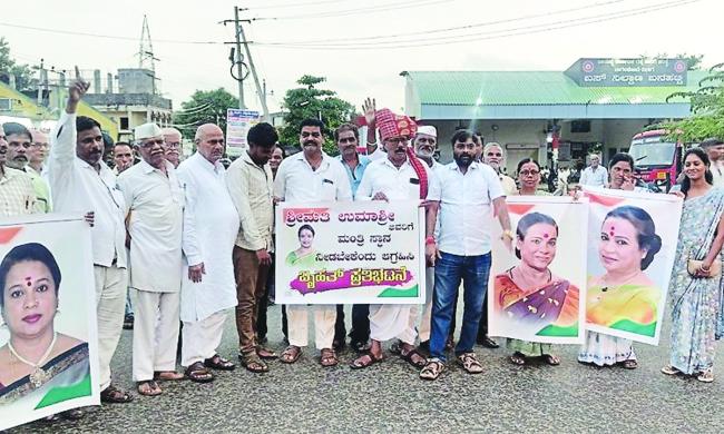 ಉಮಾಶ್ರೀ ಅವರಿಗೆ ಸಚಿವ ಸ್ಥಾನ ನೀಡುವಂತೆ ಒತ್ತಾಯಿಸಿ ಪ್ರತಿಭಟನೆ  