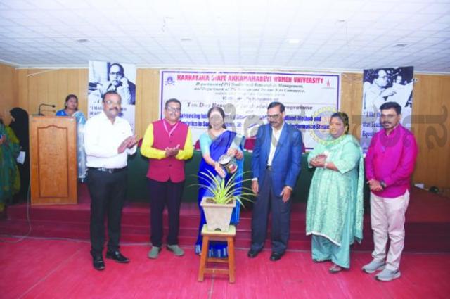 ಭಾರತೀಯ ಜ್ಞಾನ ಪರಂಪರೆ ಆಧುನಿಕ ಸಂಶೋಧನೆಗೆ ದಿಕ್ಸೂಚಿ: ಪ್ರೊ. ಮೀನಾ ಚಂದಾವರಕರ 