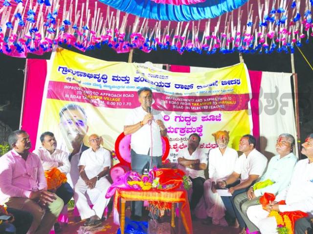 ಡಾಂಬರೀಕರಣ ಕಾಮಗಾರಿಗೆ ಶಾಸಕ ಡಾ. ಶೈಲೇಂದ್ರ ಬೆಲ್ದಾಳೆ ಚಾಲನೆ 