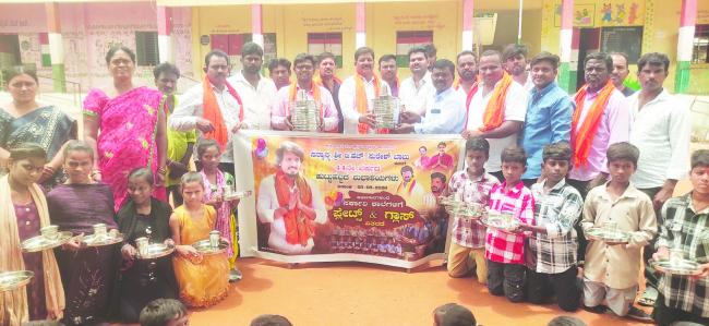 ಸರ್ಕಾರಿ ಶಾಲಾ ಮಕ್ಕಳಿಗೆ ಊಟದ ತಟ್ಟೆ, ಲೋಟಗಳ ವಿತರಣೆ  