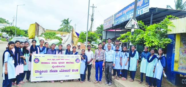 ಸ್ವಯಂ ಸೇವಕ ವಿದ್ಯಾರ್ಥಿಗಳಿಂದ ನಿಲ್ದಾಣ ಸ್ವಚ್ಛತಾ ಕಾರ್ಯಕ್ರಮ