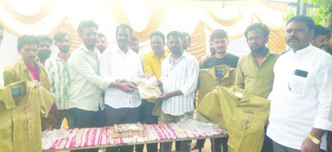 ಆಟೋ ಚಾಲಕರಿಗೆ ಉಚಿತ ಸಮವಸ್ತ್ರ ವಿತರಣೆ  