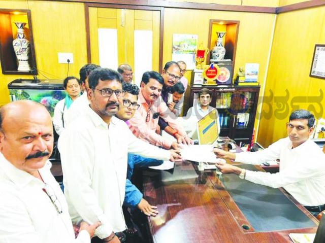ಸರ್ಕಾರಿ ಶಾಲೆಗಳ ದ್ವಿಭಾಷಾ ನೀತಿ ವಿರೋಧಿಸಿ ಮನವಿ 