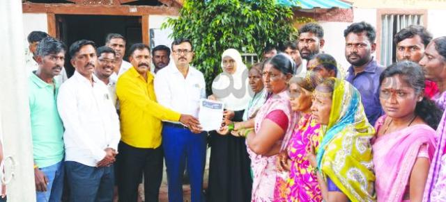 ಉಗಾರ ಪುರಸಭೆಯಲ್ಲಿ ಸರಣಿ ಪ್ರತಿಭಟನೆ :  ಶೌಚಾಲಯ ಕಟ್ಟಡಕ್ಕೆ ಆಗ್ರಹಿಸಿ ಭೀಮ ನಗರ ನಿವಾಸಿಗಳಿಂದ ಧರಣಿ  