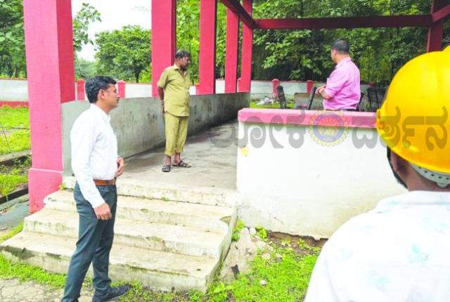 ಹಿಂದೂ ರುದ್ರ ಭೂಮಿಯಲ್ಲಿ ಅವ್ಯವಸ್ಥೆ ದೂರು: ಪೌರಾಯುಕ್ತ ವಿವೇಕ್ ಬನ್ನೆ ಪರೀಶೀಲನೆ 