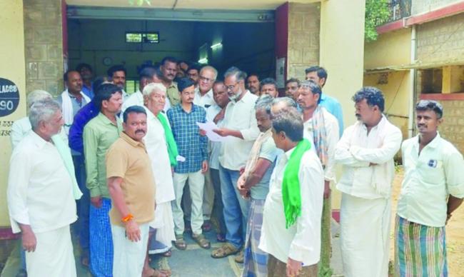 ಮುದೇನೂರು ಕೆರೆಗೆ ನದಿಯ ನೀರು ಹರಿಸಿ: ಕಚೇರಿಗೆ ಮುತ್ತಿಗೆ  