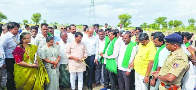 ಗದಗ - ಮುಂಡರಗಿ ತಾಲ್ಲೂಕಿನಲ್ಲಿ ಬೆಳೆ ಪರೀಶೀಲನೆ: ಬರ ಪರಿಸ್ಥಿತಿ ವರದಿ ಸಲ್ಲಿಸಲು ಸಚಿವ ಬಸವರಾಜ ರಾಯರಡ್ಡಿ ಸೂಚನೆ  