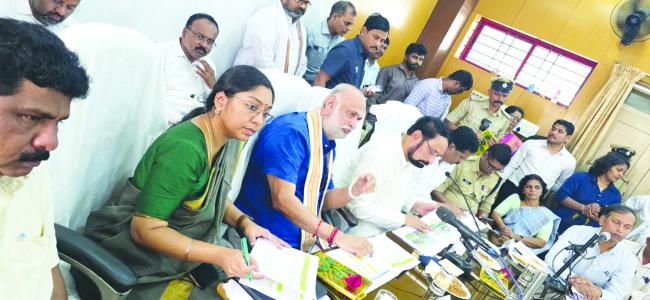 ಅತಿವೃಷ್ಟಿ ಹಾಗೂ ಅನಾವೃಷ್ಟಿ ಹಾನಿ ಬಗ್ಗೆ ತುರ್ತಾಗಿ ವರದಿ ಸಲ್ಲಿಸಿ : ಸಚಿವ ಲಕ್ಷ್ಮಣ ಸವದಿ  