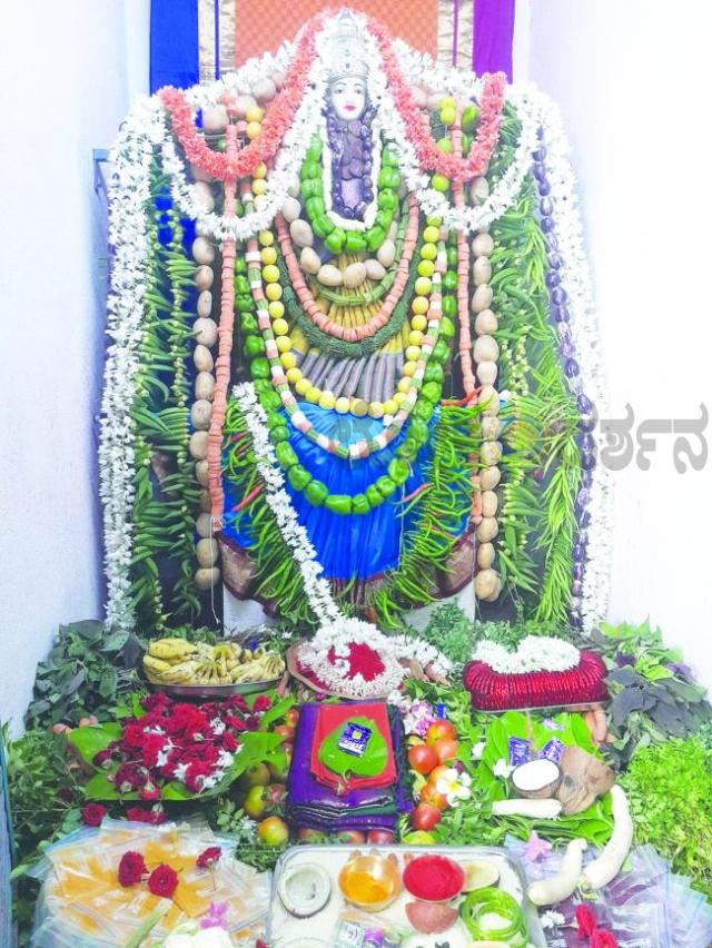 ಕಂಪ್ಲಿಯಲ್ಲಿ ಕನ್ನಿಕಾಪರಮೇಶ್ವರಿಗೆ ಶಾಖಾಂಬರಿ ಅಲಂಕಾರ ಮತ್ತು ವಿಶೇಷ ಪೂಜೆ 