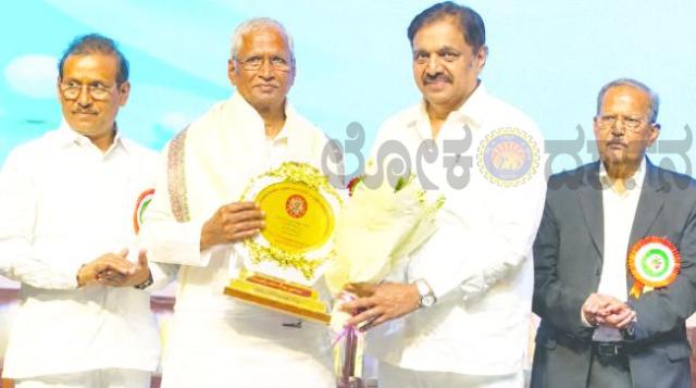 ಪುಣೆಯಲ್ಲಿ ಶ್ರೀಮಂತ ಪಾಟೀಲ್‌ಗೆ ಶುಗರ್ ಇಂಡಸ್ಟ್ರೀಜ್ ಗ್ಲೋರಿ: ಅವಾರ್ಡ್‌ ಪ್ರಶಸ್ತಿ ಪ್ರದಾನ 