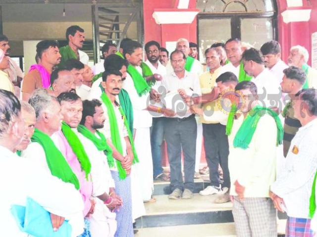 ಬೆಳೆ ವಿಮೆ ಪರಿಹಾರದಲ್ಲಿ ತಾರತಮ್ಯ ಖಂಡಿಸಿ ರೈತರ ಮನವಿ  