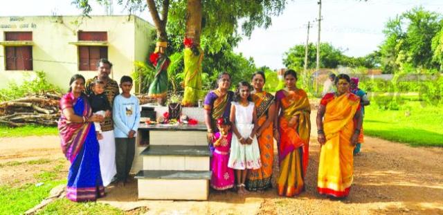 ನಾಗರ ಪಂಚಮಿಯ ಹಬ್ಬದ ಸಂಭ್ರಮ ಕಲ್ಲು ನಾಗರ ಹಾವಿಗೆ ಹಾಲುಯರೆದ ಮಹಿಳೆಯರು  