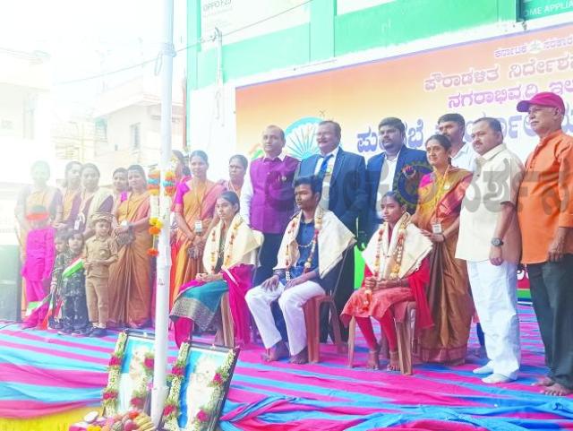 ಸ್ವಾತಂತ್ರ್ಯೋತ್ಸವ: ಧ್ವಜಾರೋಹಣ ನೆರವೇರಿಸಿದ ಪುರಸಭೆ ಮುಖ್ಯಾಧಿಕಾರಿ  