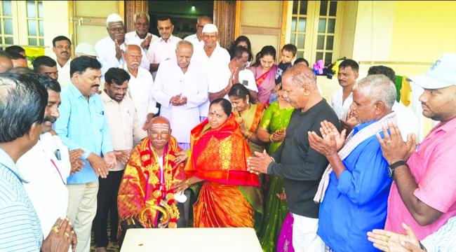 ಶ್ರೇಷ್ಠ ಉದ್ಯಮಿ ಪ್ರಶಸ್ತಿ ಪಡೆದ ವೀರಣ್ಣ ಪವಾಡದವರಿಗೆ ಸನ್ಮಾನ  
