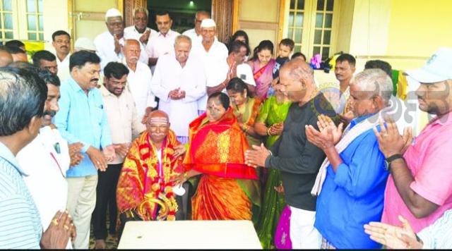 ಶ್ರೇಷ್ಠ ಉದ್ಯಮಿ ಪ್ರಶಸ್ತಿ ಪುರಸ್ಕೃತ ವೀರಣ್ಣ ಪವಾಡದವರ ಸನ್ಮಾನ  