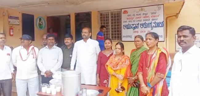 ಯರಗಟ್ಟಿಯಲ್ಲಿ ಬಸವ ಪಂಚಮಿ ಆಚರಣೆ: ರೋಗಿಗಳಿಗೆ ಹಾಲು ವಿತರಣೆ  