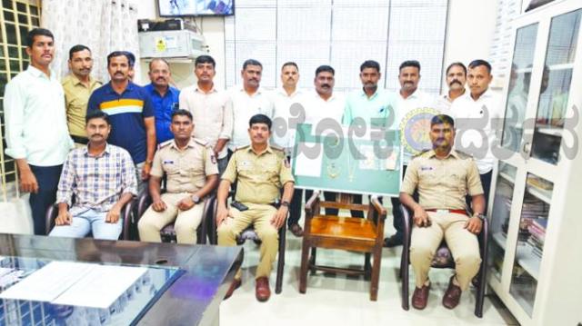 ಕಳ್ಳತನ ಪ್ರಕರಣ ಭೇದಿಸಿದ ರಾಯಬಾಗ ಪೊಲೀಸರು: ರೂ. 4.50 ಲಕ್ಷ ಮೌಲ್ಯದ ಚಿನ್ನಾಭರಣ, ನಗದು ಹಾಗೂ ಬೈಕ್ ವಶ