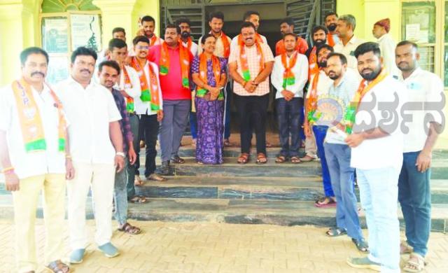 ರಾಷ್ಟ್ರೀಯ ಗೀತೆಗೆ ಗೌರವ ನೀಡಿ: ಕಾಂಗ್ರೆಸ್ ವಿರುದ್ಧ ಬಿಜೆಪಿಗರ ಆಕ್ರೋಶ 