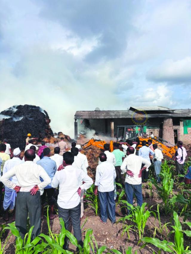 ಬೆಲ್ಲ ತಯಾರಿಕಾ ಘಟಕಕ್ಕೆ ಬೆಂಕಿ: ಲಕ್ಷಾಂತರ ಮೌಲ್ಯದ ವಸ್ತುಗಳು ಭಸ್ಮ  