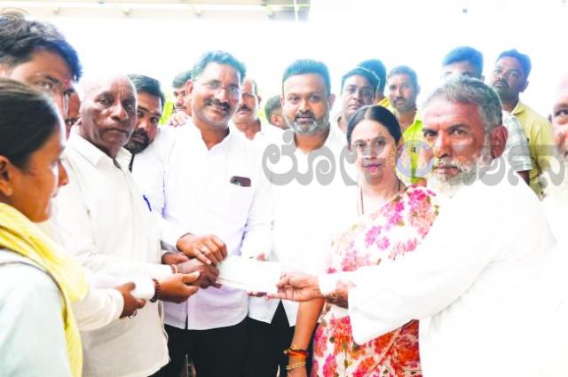ದೇವಸ್ಥಾನ ನಿರ್ಮಾಣ  ಕಾಮಗಾರಿಗೆ ಲಕ್ಷ್ಮೀ ಹೆಬ್ಬಾಳಕರ್ ಚೆಕ್ ಹಸ್ತಾಂತರ