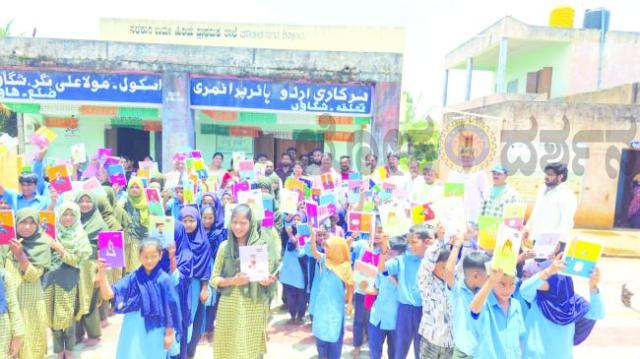 ಶಾಸಕ ಪಠಾಣ್ ಜನ್ಮದಿನ: ಶಾಲಾ ಮಕ್ಕಳಿಗೆ ಪೆನ್ನು, ಪುಸ್ತಕ ವಿತರಿಸಿದ ಹಜರತಲಿ 