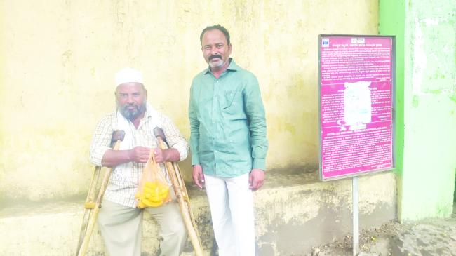 ಹಿರಿಯ ನಾಗರಿಕರ ದಿನಾಚರಣೆ: ಹಿರಿಯ ಜೀವಿಗಳಿಗೆ ಹಣ್ಣುಹಂಪಲು ವಿತರಣೆ  
